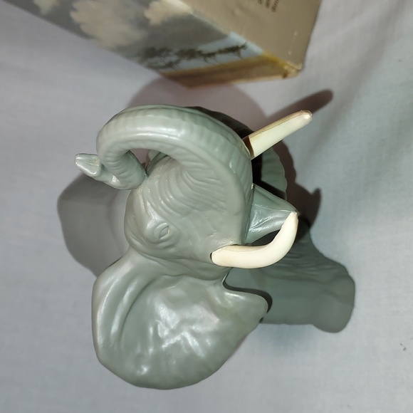 Vintage Elephant Majestic Avon Collectible in Original Box - Picture 5 of 9